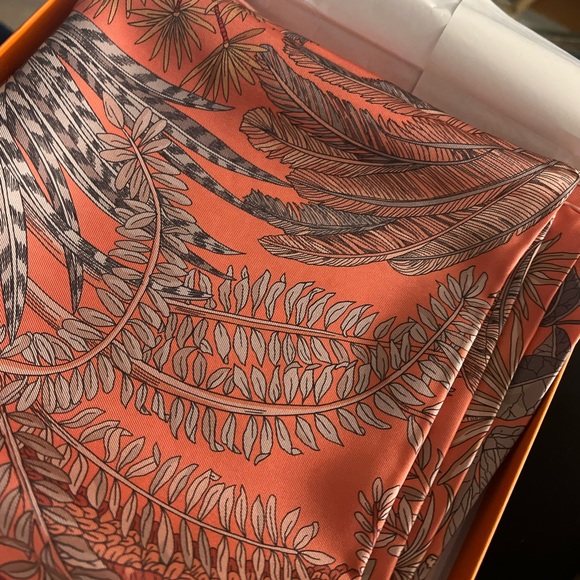 Authentic scarf by Hermes’ only serious buyers - Picture 4 of 4
